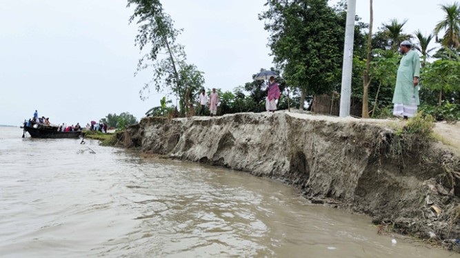 ব্রহ্মপুত্রের ভয়াল থাবা: চিলমারীতে বিলীন একের পর এক ঘরবাড়ি