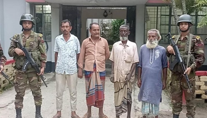 কোরবানির গরুর গাড়ি থামিয়ে চাঁদাবাজি, হাতেনাতে ধরা ৪ জন!