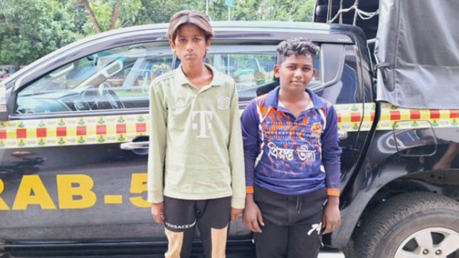 রাজশাহীর সিটি হাটে ছিনতাইয়ের চেষ্টাকালে ধরা ২ দুর্বৃত্ত