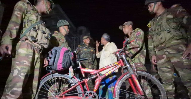 ছেলের মুখে হাসি ফোটাতে ২০০ কিমি পথ সাইকেলে চালিয়ে বাড়ি,পাশে দাঁড়ালো সেনাবাহিনী
