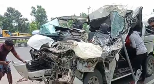 টাঙ্গাইলে সড়ক দুর্ঘটনায় বাবা ও দুই ছেলের মর্মান্তিক মৃত্যু