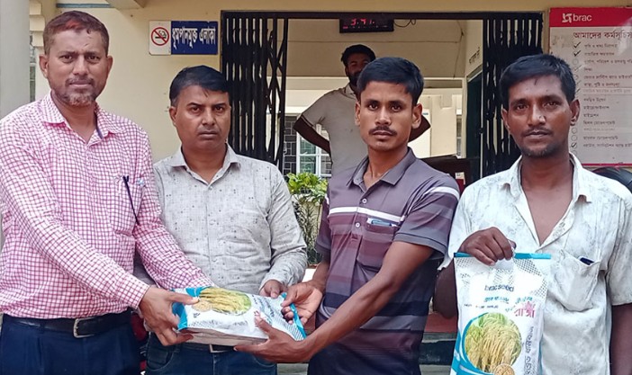 তানোরে কৃষকদের মাঝে উন্নতমানের ধানবীজ বিতরণ